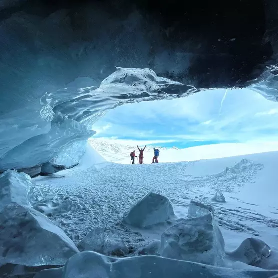Ľadovcová jaskyňa – po zlyžovaní ľadovca zo sedla Hauslabjoch.
