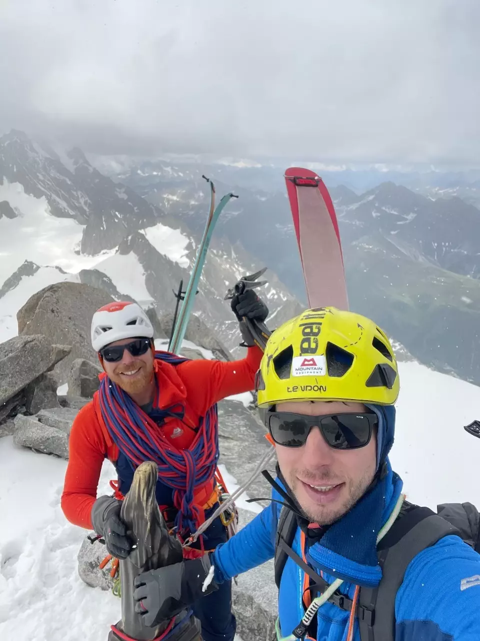 Vrcholovka, radost a zároveň obava ze sestupu - jak je vidět, začla přicházet oblačnost