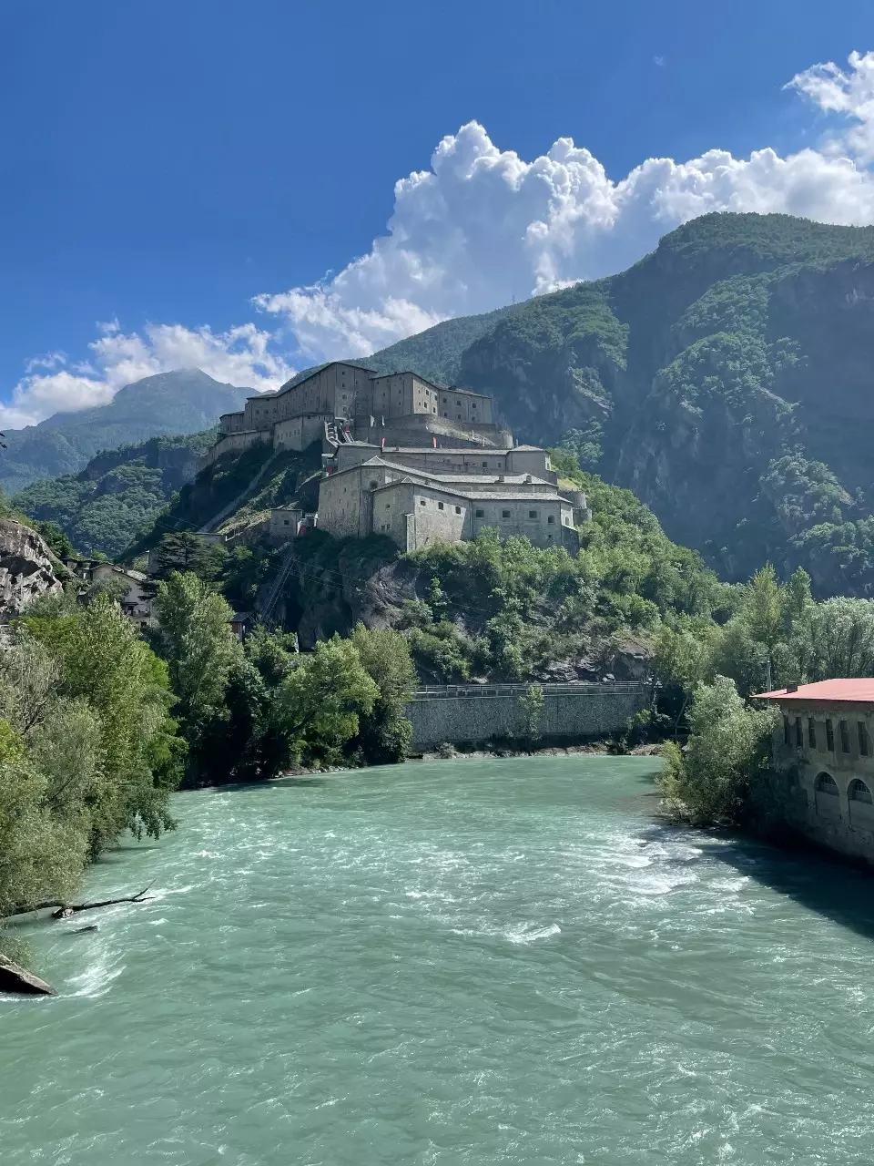 Pevnost Bard v údolí Aosta, kde se konal sales meetin Climbing Technology.