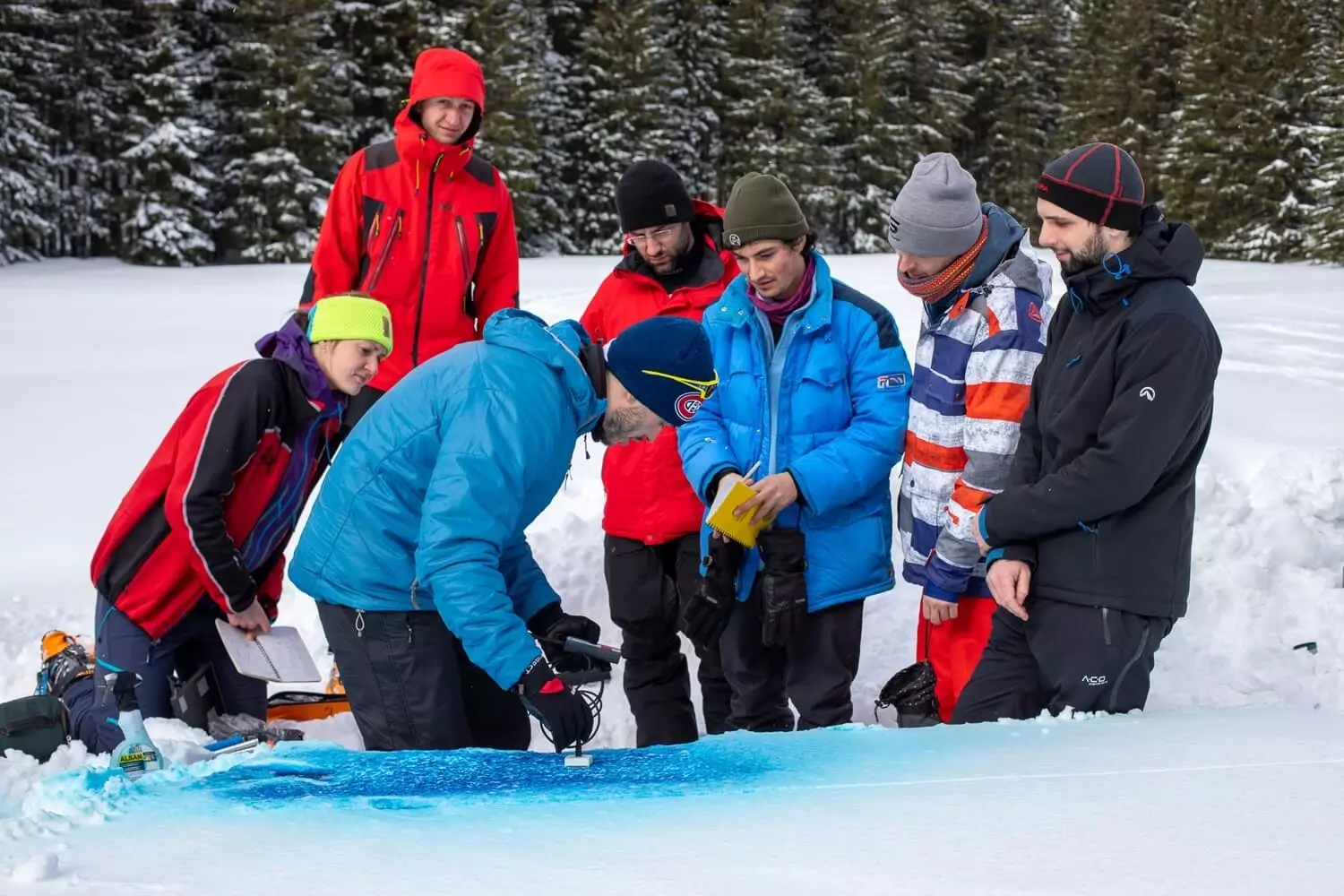 Kromě vizuální kontroly proudění vody ve sněhu můžeme také změřit speciálním přístrojem, jak je sníh vlhký.