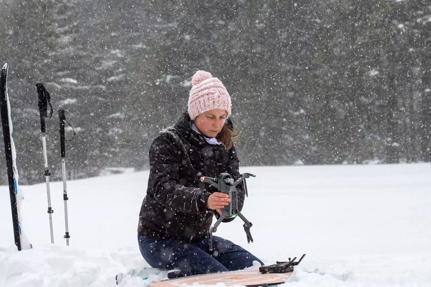 Sníh mapujeme také pomocí dronů. Pokud hustě sněží nebo fouká silný vítr, tak jsou ale jeho možnosti výrazně omezené.
