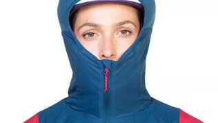 ME-006991_Switch_Pro_Hooded_Womens_Jacket_ME-01720_Majolica_Blue_Capsicum_Red_Hood_Up_Helmet-0451 -