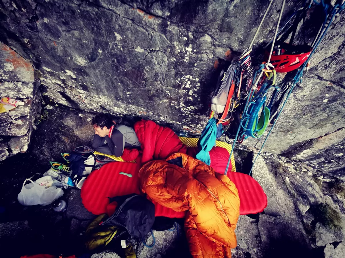 Bivak v stene pod Zvonom.