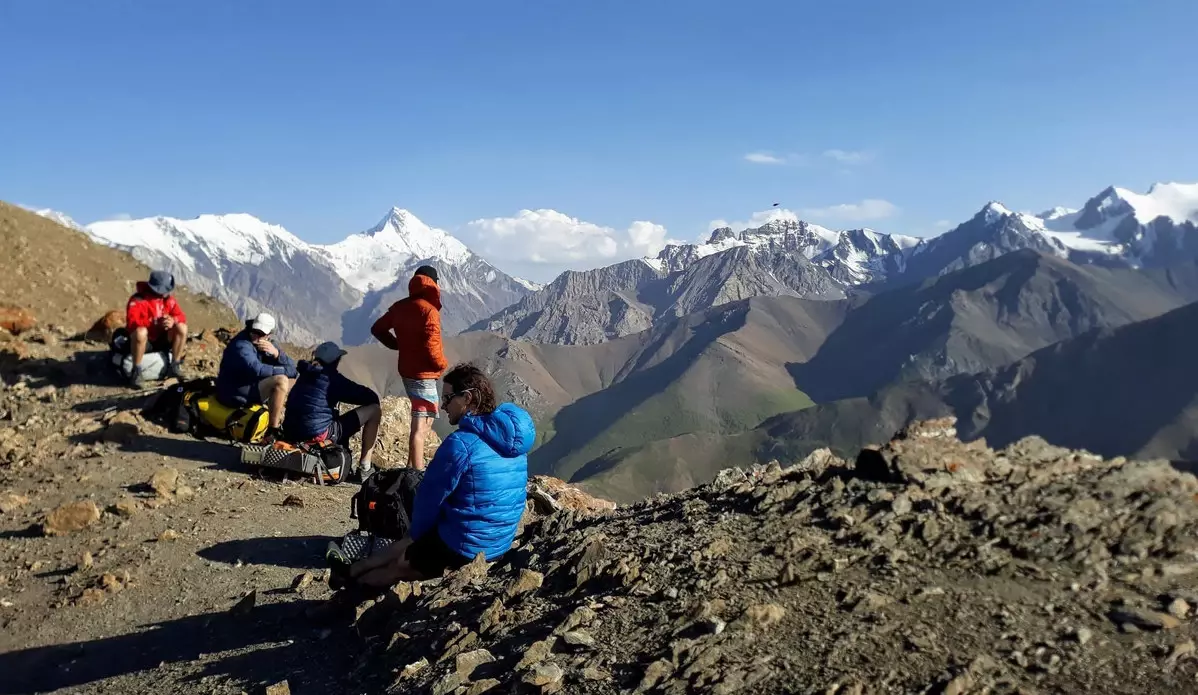 Přístupový trek, první sedlo, cca. 3700 m.