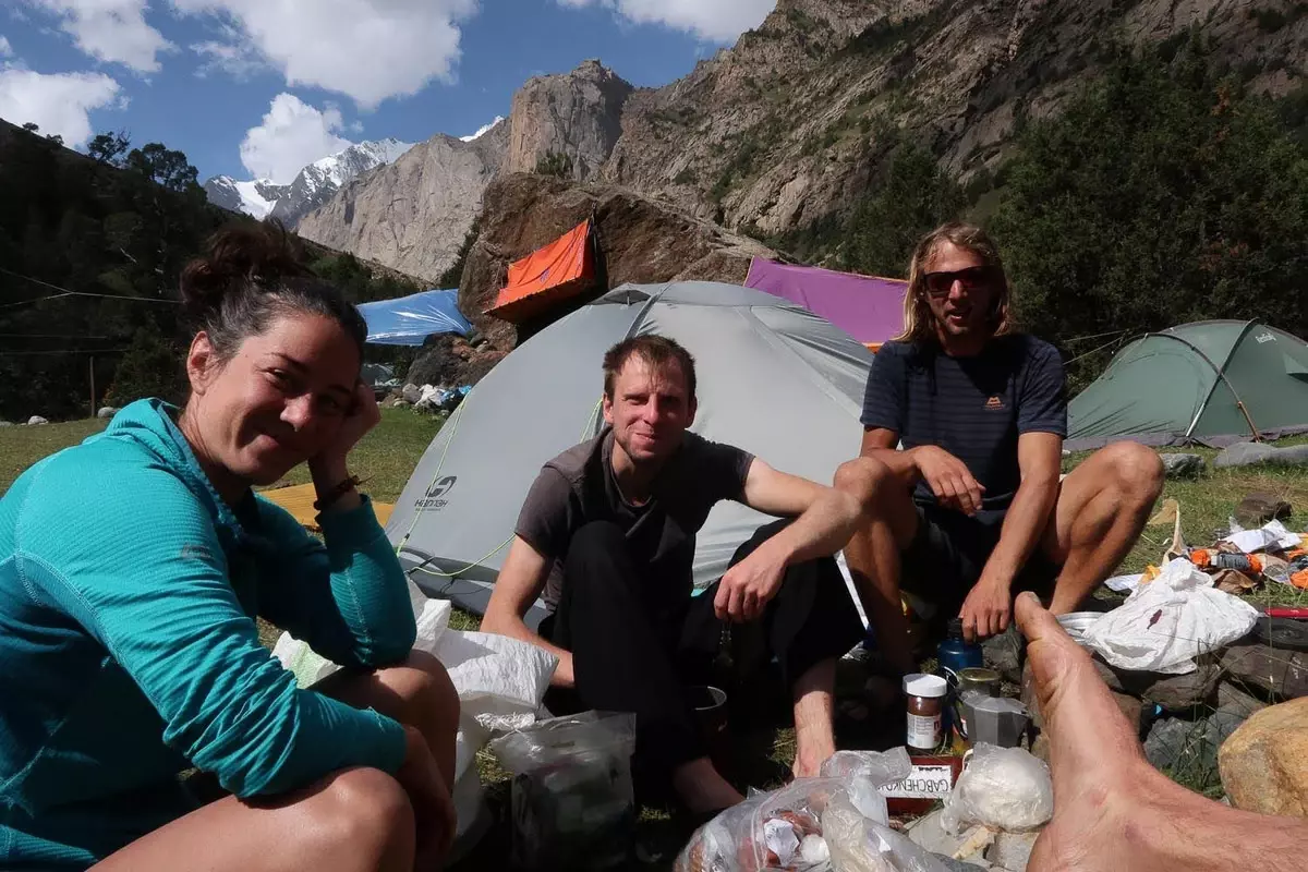 Pohoda v basu, Kara-Suu. Blanka, Góša, já s Nutelou a Standova noha. (foto: Standův kapesní foťák)