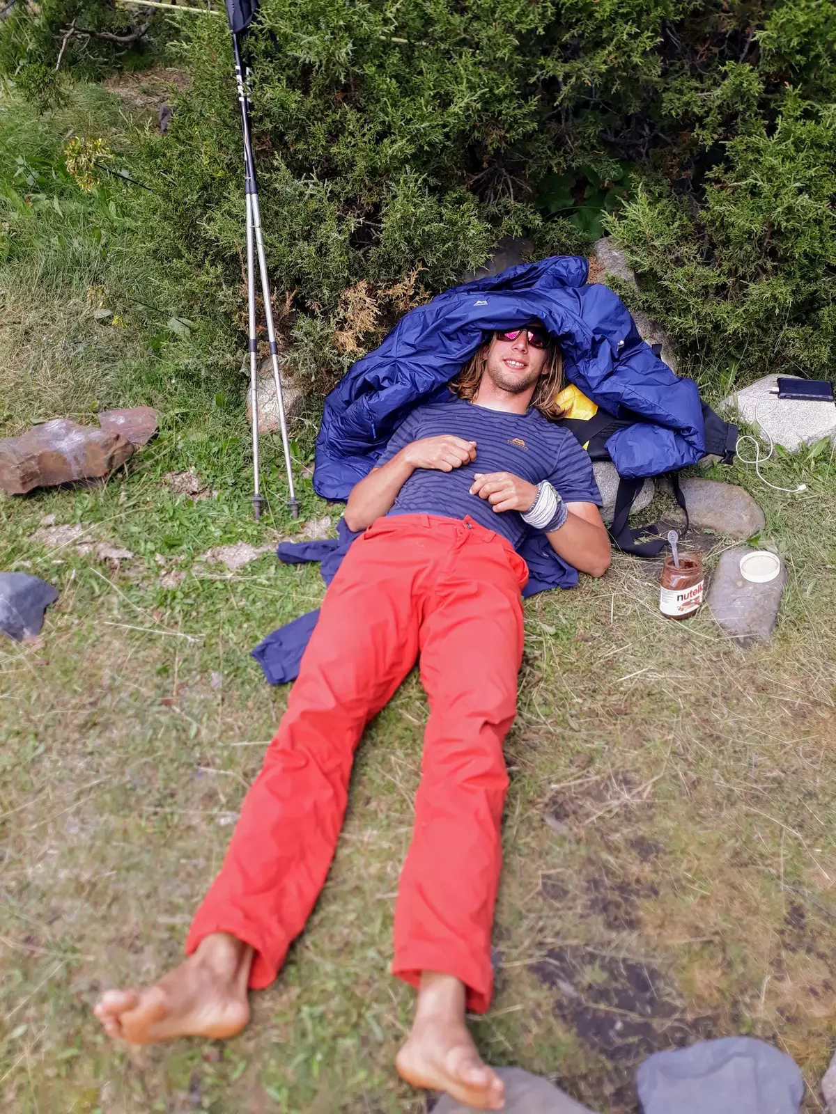 Moderní alpinistická bunda poslouží i proti sluníčku. Nabírání sil před nástupem pod Asán.