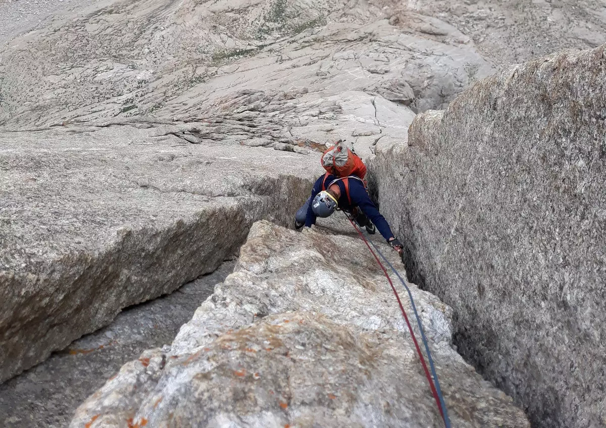 Širočina za 6c+. Fotka zkresluje, závěr je lehce převislý, v Ádru by to za VIIa snad bylo.