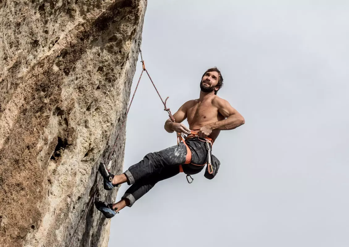 Legendární Chris Sharma si zvolil lezečky Tenaya