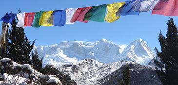 Pohľad na hrebeň Kabru a Rathong počas zostupu zo Selele La