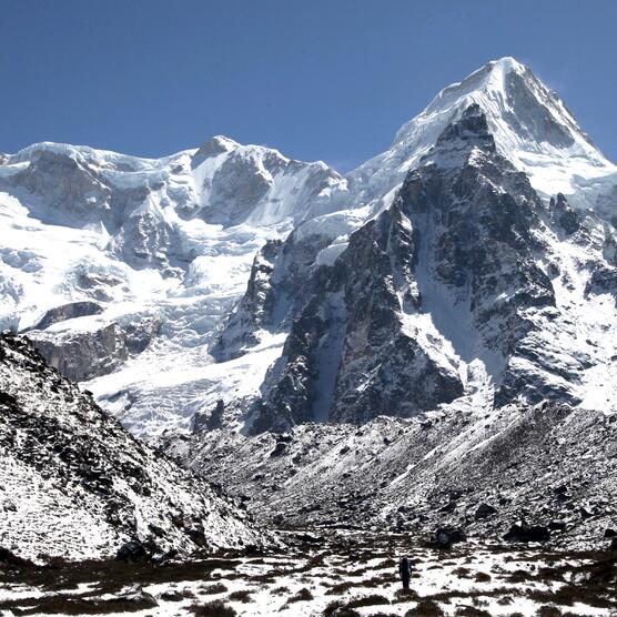 Pohľad na hrebeň Kabru a Rathong počas zostupu zo Selele La