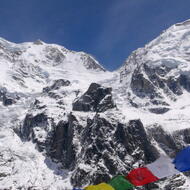 Pohľad na západnú stenu Kabru South a Rathong z jedného z päťtisícových vrcholov nad Ramche