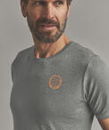 440107-83090-63601-185_MERINO_MTN_BADGE_TS_M-M-02